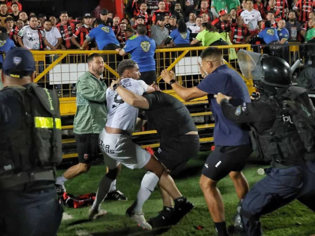 Batalla campal en Costa Rica: Así fue el zafarrancho entre Alajuelense-Herediano en la gran final, ¡golpes y sangre!