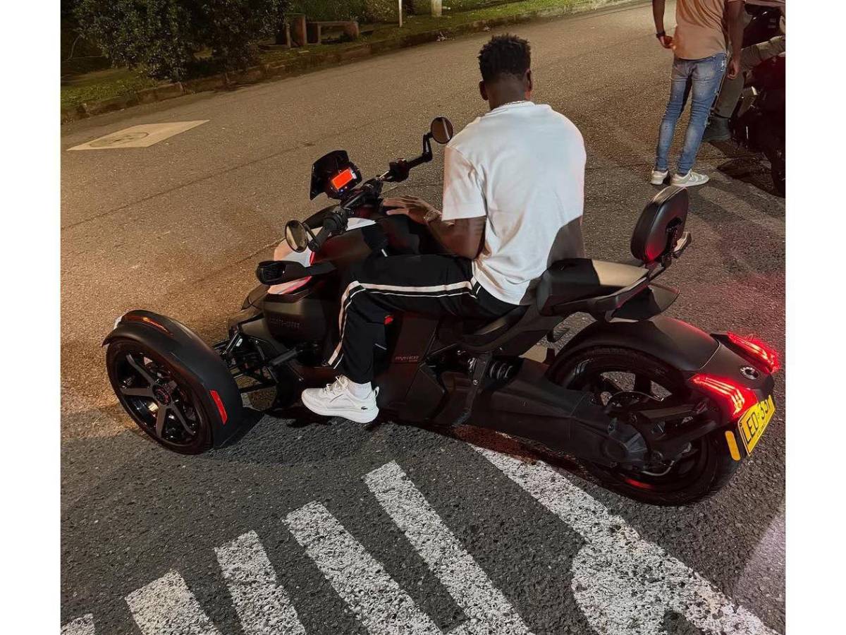 Jhon Durán, aliado de Cristiano, fue encontrado con exnovia de un compañero ¿Quién es y qué hace La Suprema?