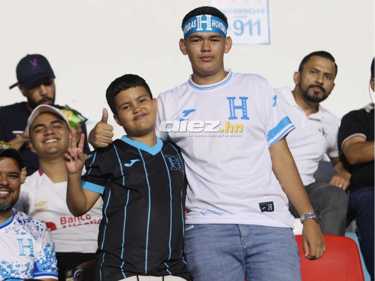 Ambientazo en el Nacional: Famosos, señor cautiva con curioso gorro y chicas enamoran en el Honduras-Jamaica