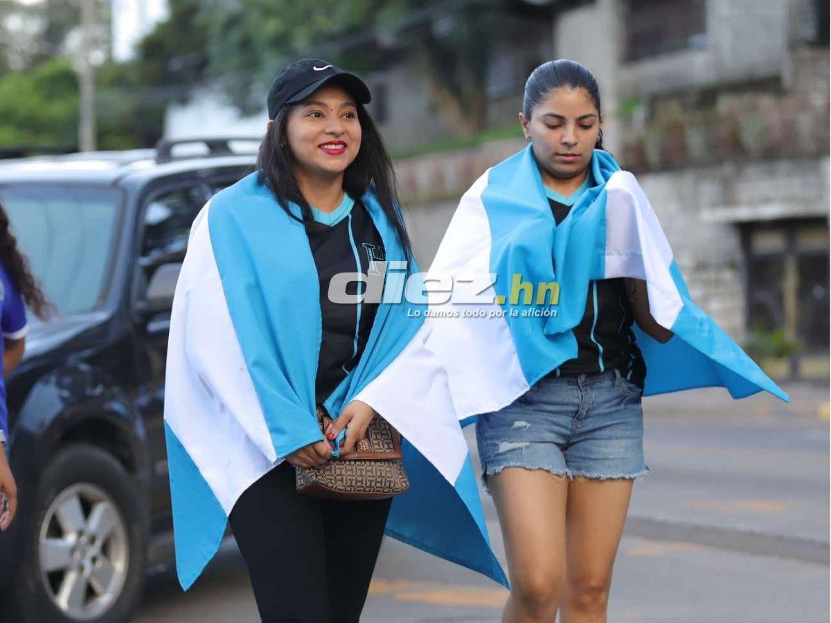 Ambientazo en el Nacional: Famosos, señor cautiva con curioso gorro y chicas enamoran en el Honduras-Jamaica