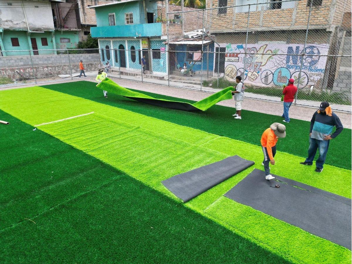 En fotos: Condepor supervisa avances de la construcción de moderna cancha sintética en popular colonia de Tegucigalpa