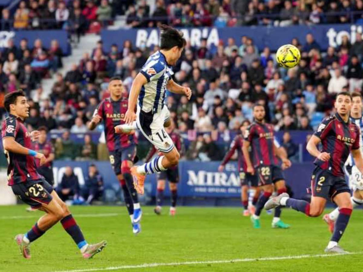 Kervin Arriaga y Levante cierran el 2025 evitando la derrota en el último minuto contra Real Sociedad