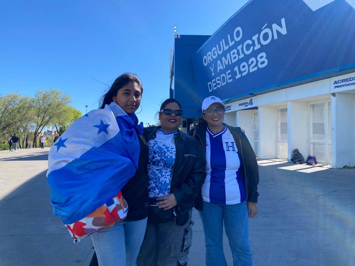 Con bellas palillonas y chucky presente: así se vivió la previa del amistoso entre Honduras y Perú en España