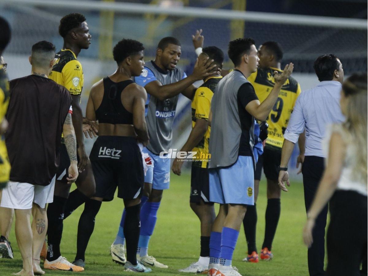 Barra de Real España sacó espectacular manta, chica bella robó suspiros y agarrón de Héctor Vargas con “La Máquina”