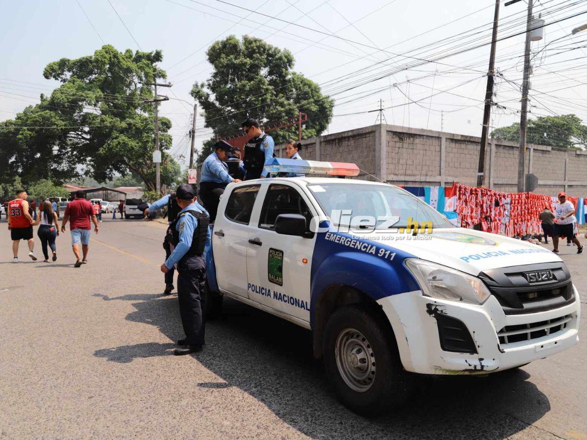 Marea Roja en La Ceiba, bellas hinchas del Vida invaden y aficionado se roba el show con extraño vestuario