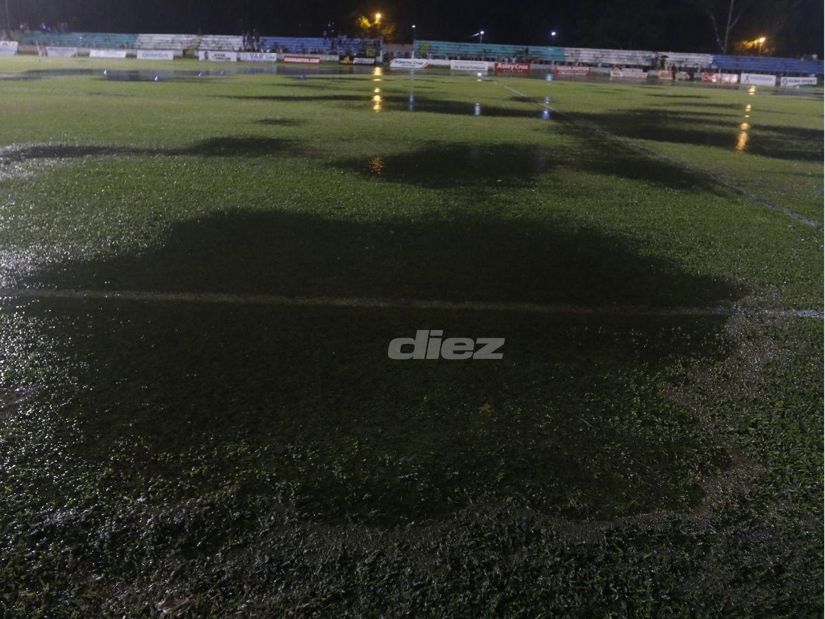 La lluvia azotó la finalísima en Siguatepeque: los locos del Independiente bajo el agua y la cancha parecía río
