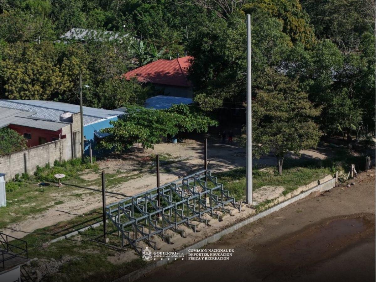 ¡A toda marcha! Condepor acelera proyectos de canchas de fútbol en municipios del departamento de Atlántida