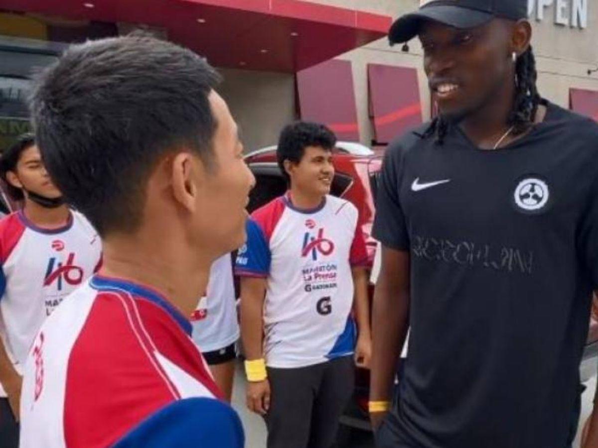 Alberth Elis sorprende a los niños de su pueblo y se une a Shin Fujiyama para reconstruir un kínder