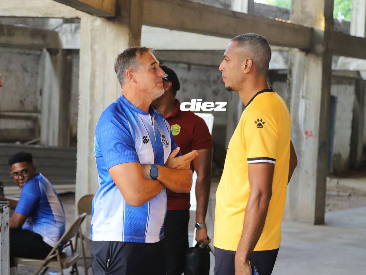Tota Medina, técnico de Victoria, en charla con Eddie Hernández, goleador de Real España.