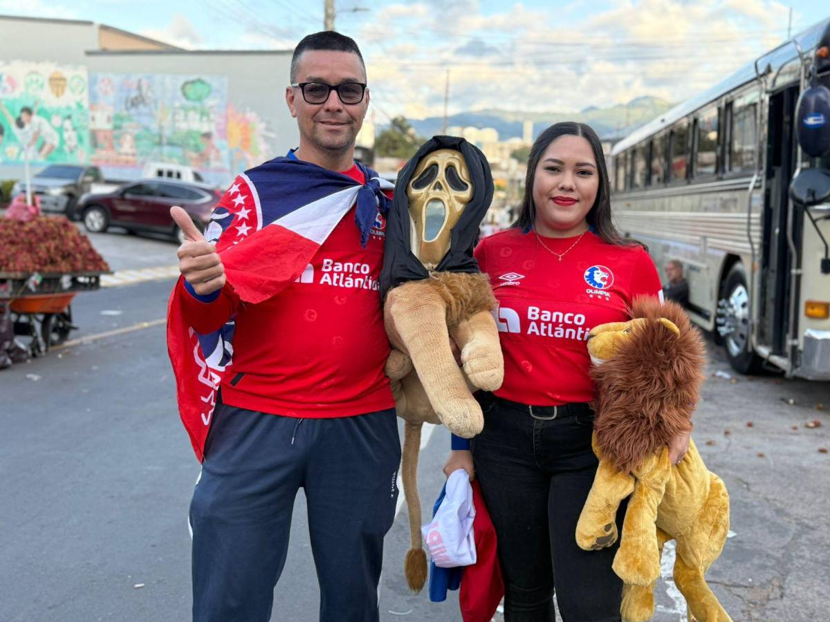Aficionada se lleva las miradas, lindas fanáticas y la camisa que todos valoran en el Olimpia vs Alajuelense