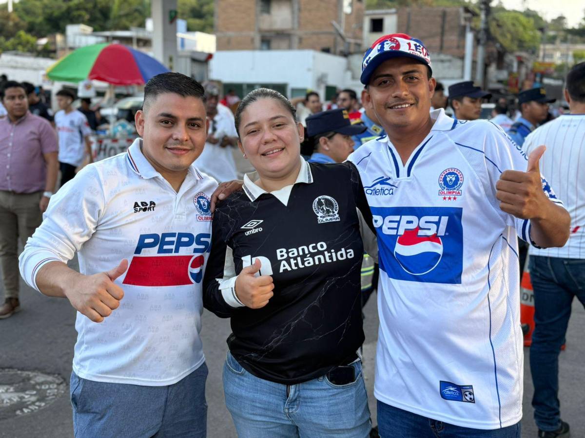 Aficionada se lleva las miradas, lindas fanáticas y la camisa que todos valoran en el Olimpia vs Alajuelense