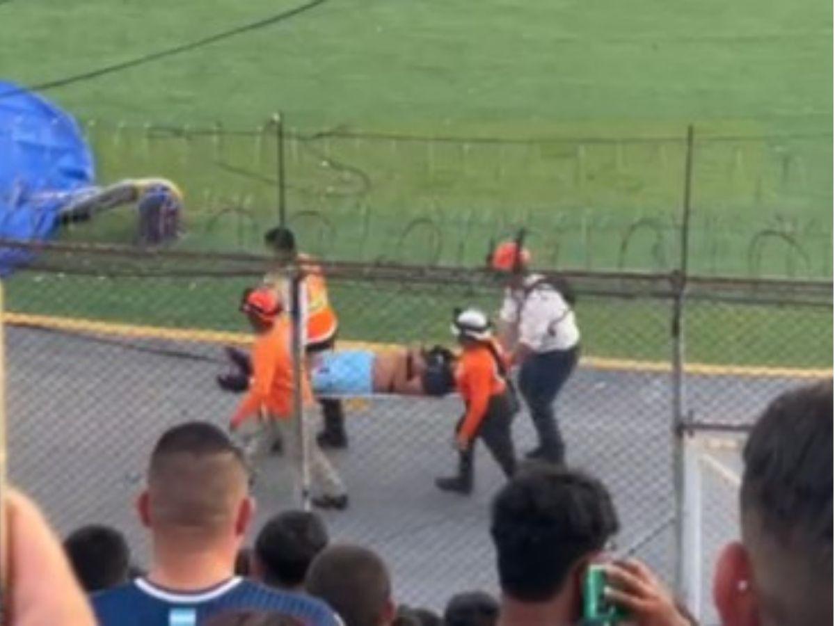 ¡Golpes y heridos! Así fue el zafarrancho de la barra del Motagua en sol norte del Estadio Nacional