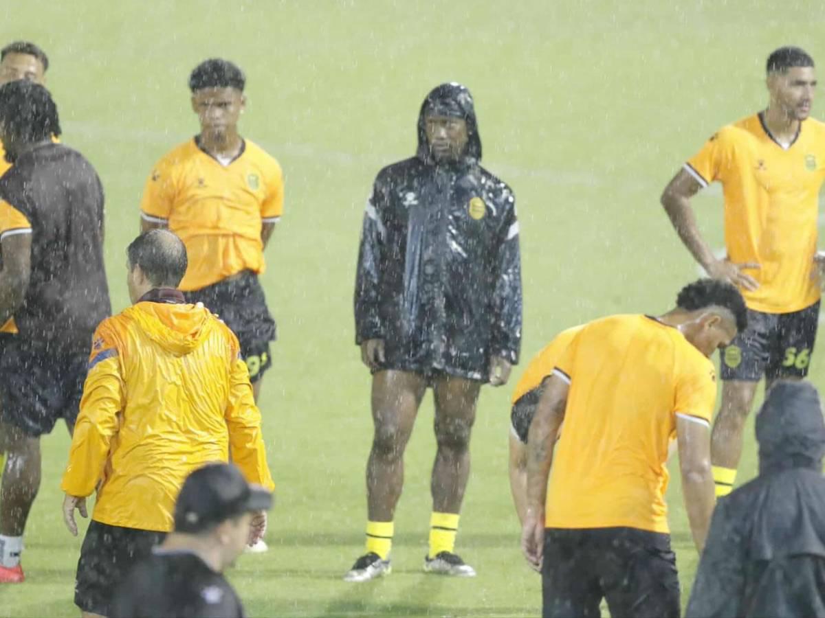 La polémica jugada de Olimpia que reclama Patón, diluvios en los estadios y las bellas modelos que se mojaron en Choluteca
