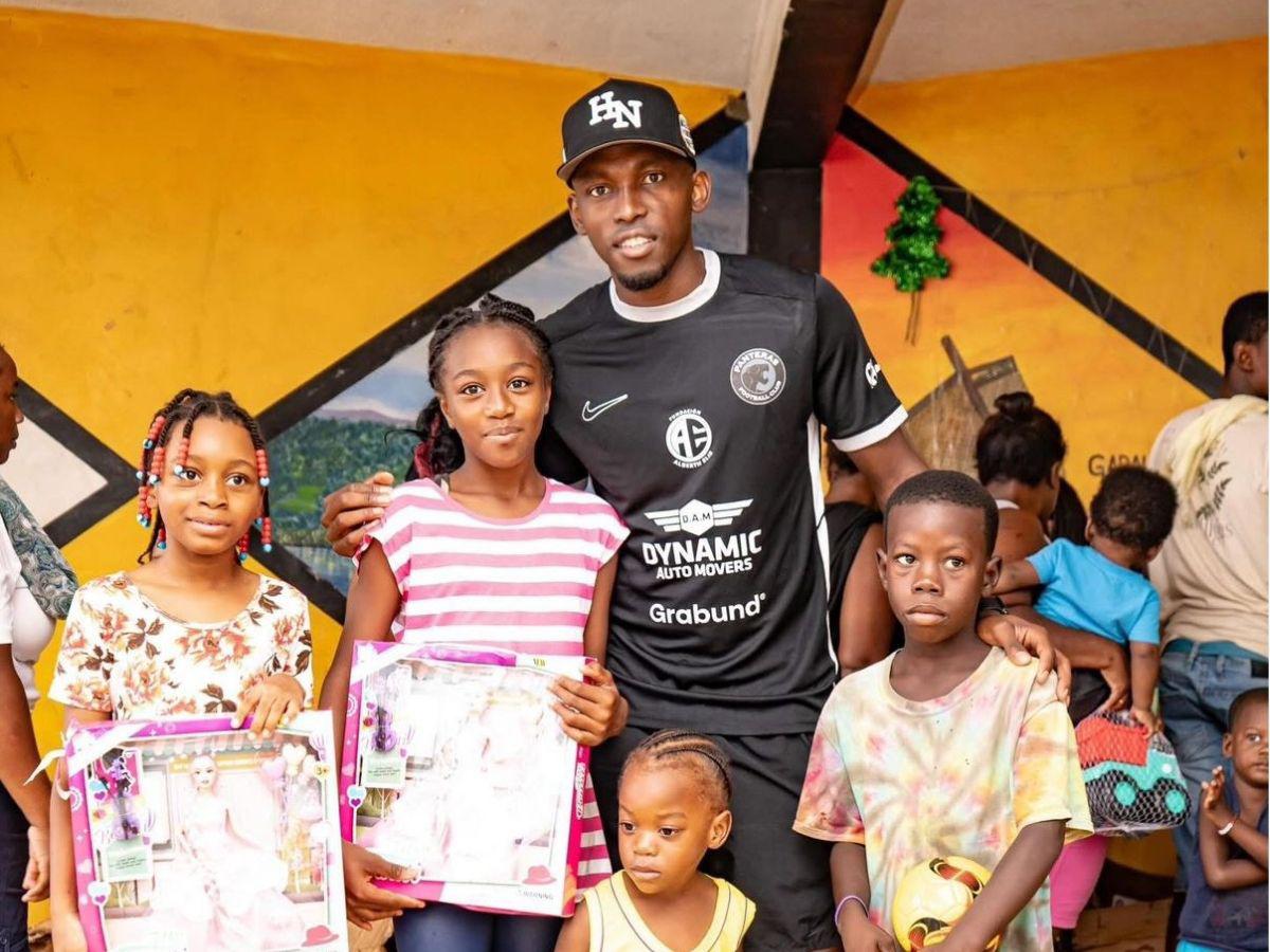 ¡Para ponerse de pie! Alberth Elis sorprende a los niños de San Juan Pueblo en plena navidad