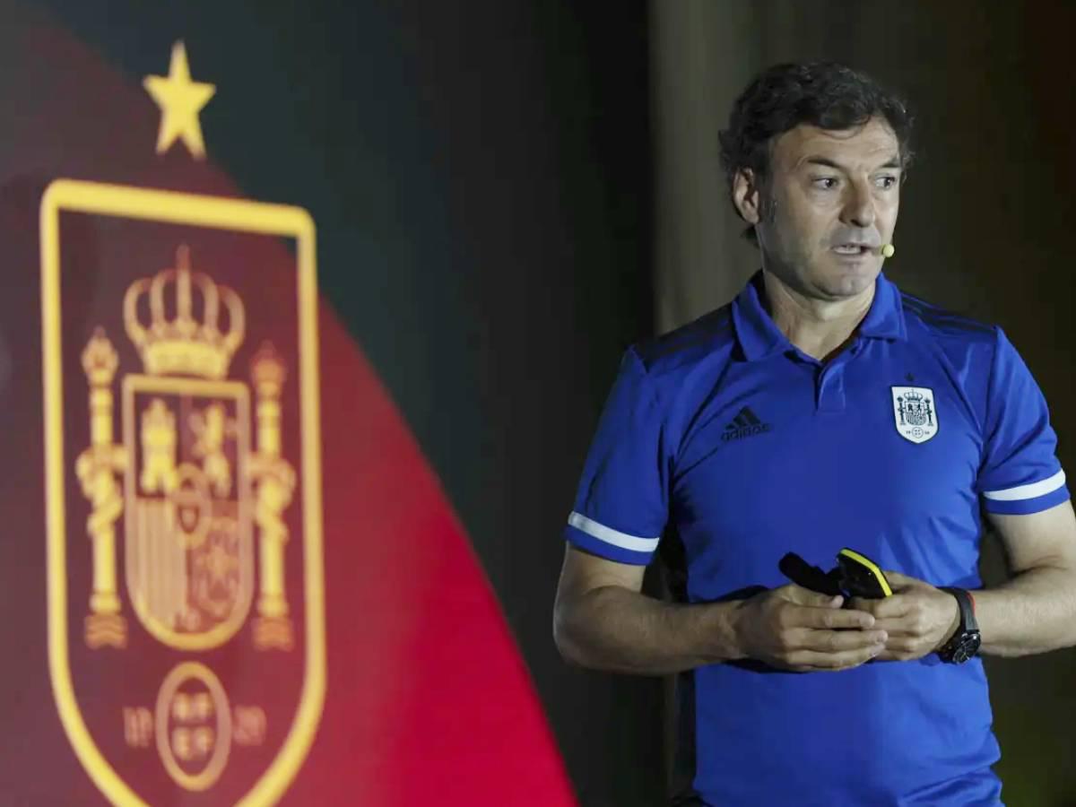 Santi Denia durante su etapa como técnica de las selecciones de España. Foto cortesía Marca.