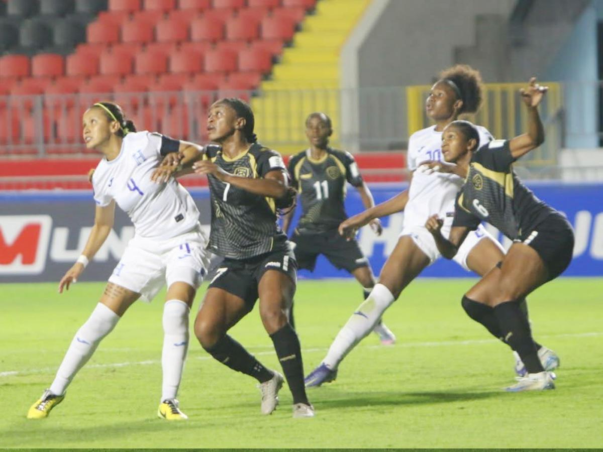 Bárbara Murillo, capitana de Honduras, disputa el balón con Kedie Johnson.