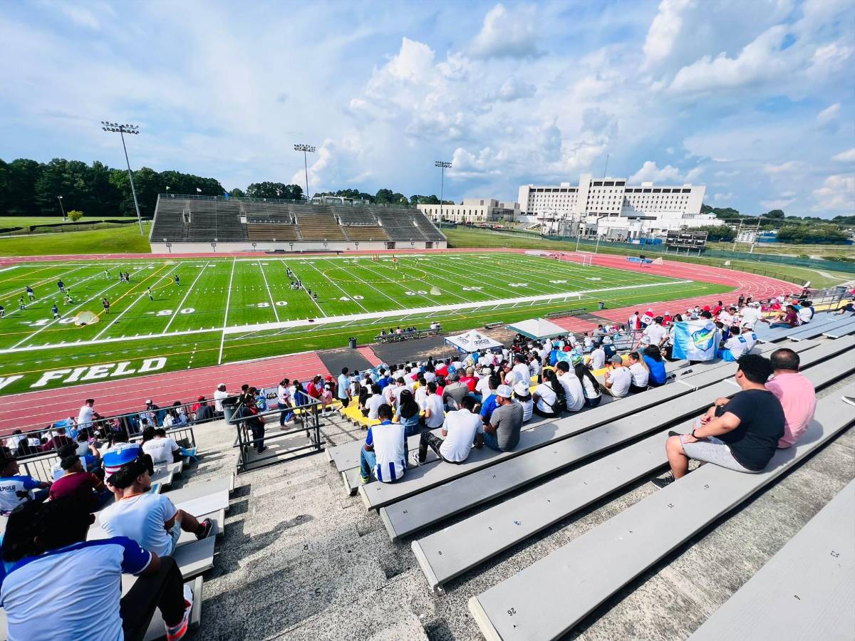 Belleza hondureña invade el Memorial Stadium de Durham para presenciar el amistoso Olimpia vs Comunicaciones