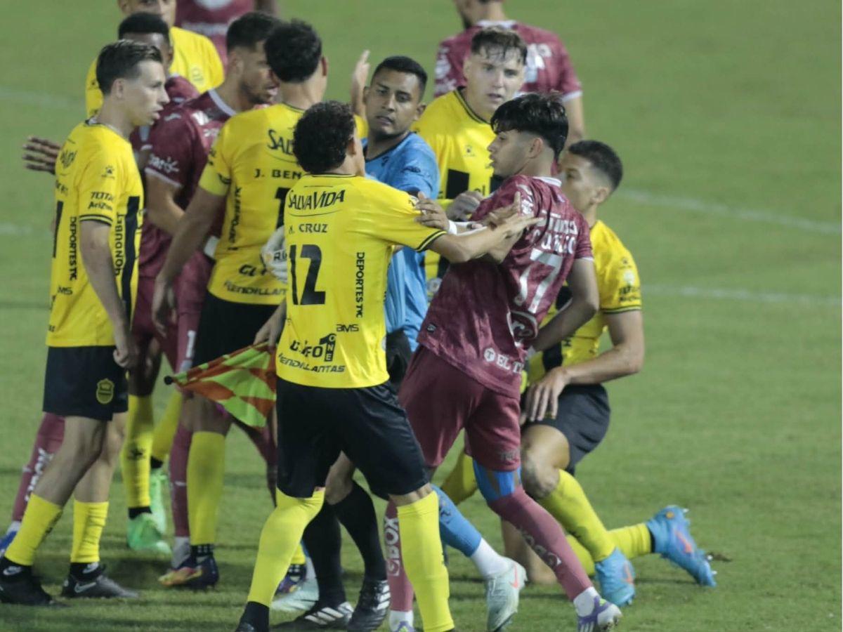 Zafarrancho entre Real España-Motagua, chica del ciclón enamora, argentino sorprende y el frío se apoderó en el Morazán