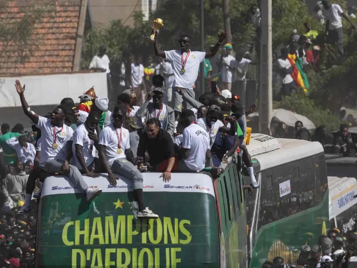 Senegal hundió a Marruecos y él se fue a festejar con sus dos esposas la Copa Africana: Siempre están...