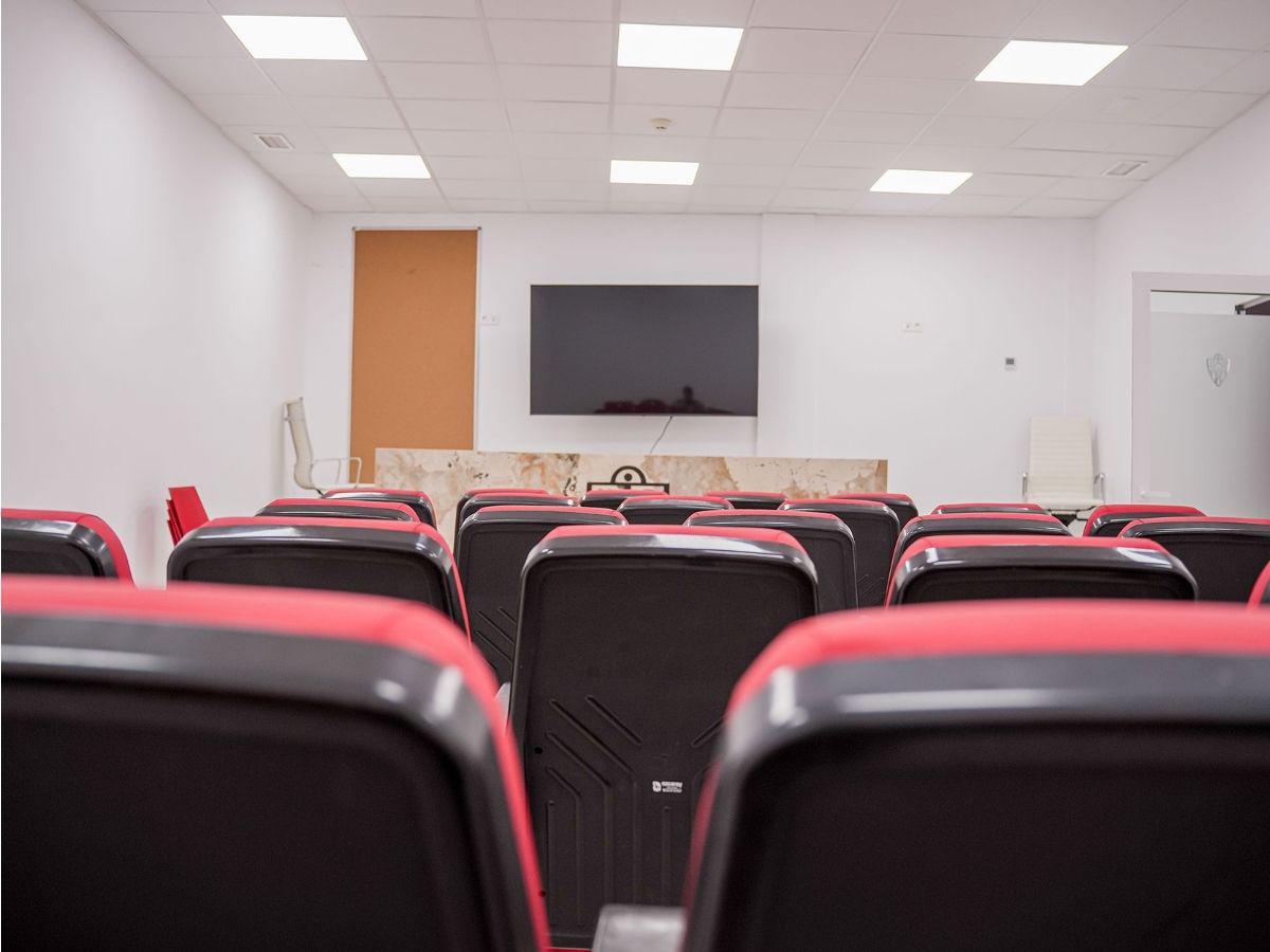 Un infierno descomunal: Así es la hermosa casa del Almería de España, el virtual nuevo equipo del Choco Lozano