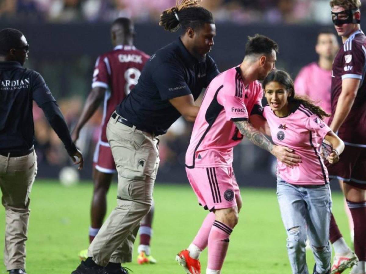 Daddy Yankee sorprendió a Messi con este dorsal en su camisa, abrazo con David Ruiz y enorme gesto Leo