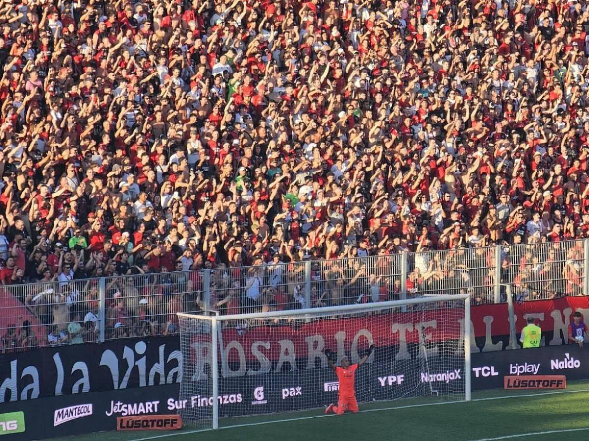 Keylor Navas se lució en su debut con Newell’s en Argentina: recibió premio y espectacular postal con la afición