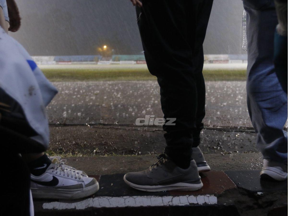 La lluvia azotó la finalísima en Siguatepeque: los locos del Independiente bajo el agua y la cancha parecía río
