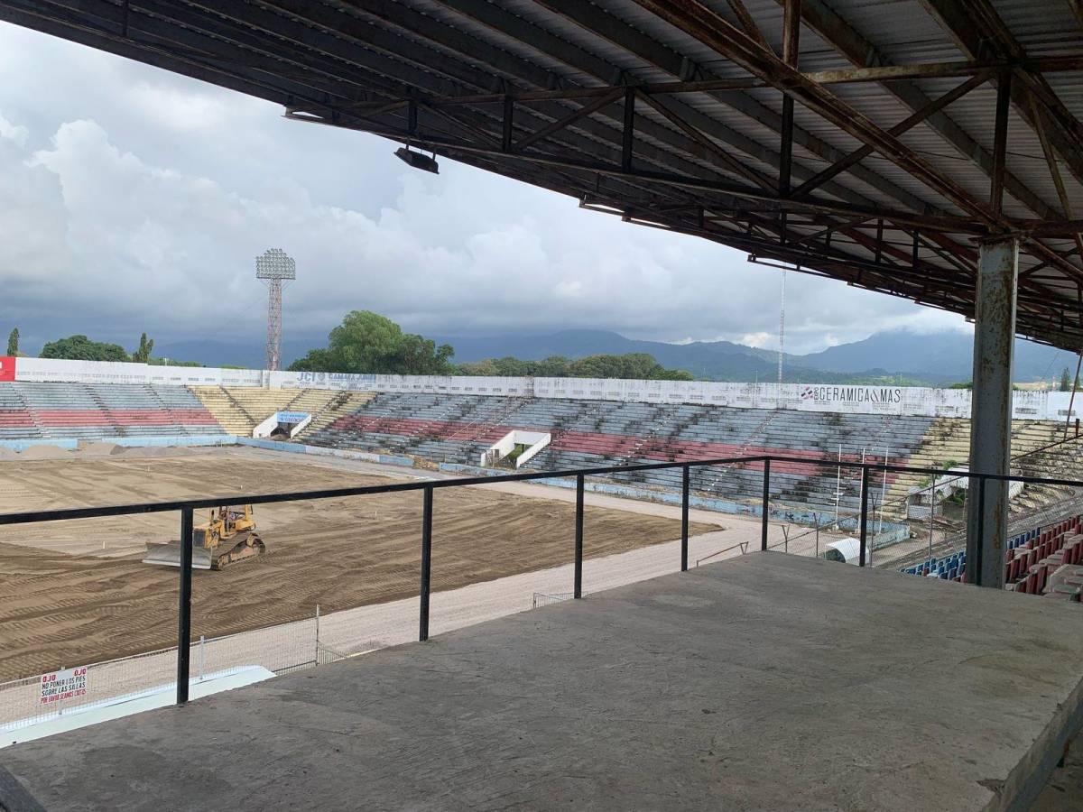 Ya se colocó la carpeta híbrida: así avanzan los trabajos en el estadio Ceibeño que contará con nueva grama de primer nivel
