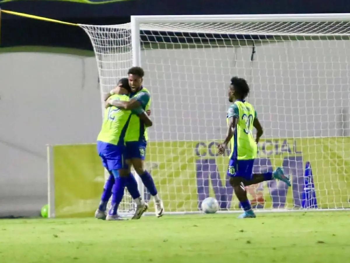Michaell Chirinos se lleva tremendo beso de otro jugador, el inesperado salvador y homenaje a Orinson Amaya