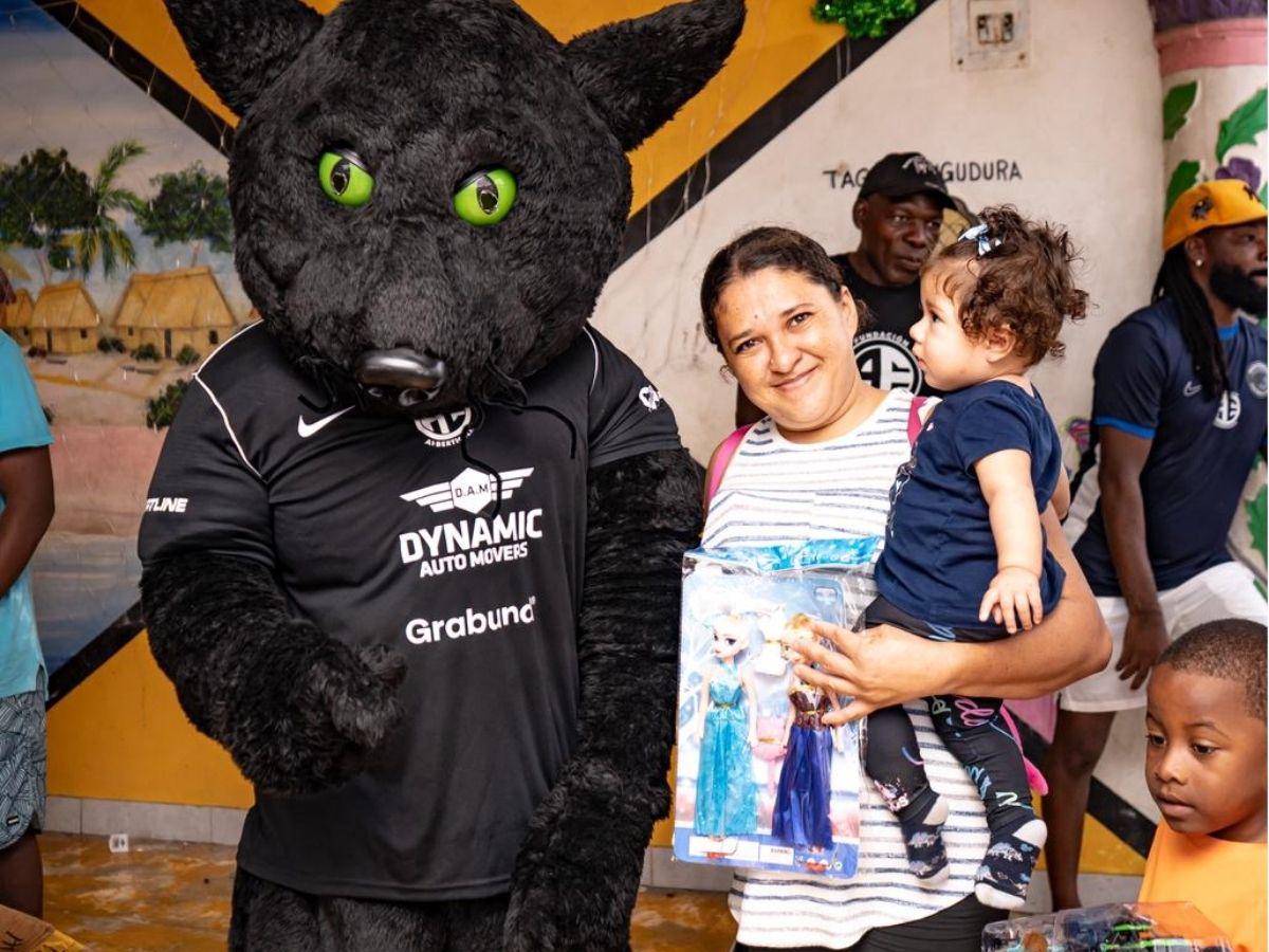 ¡Para ponerse de pie! Alberth Elis sorprende a los niños de San Juan Pueblo en plena navidad
