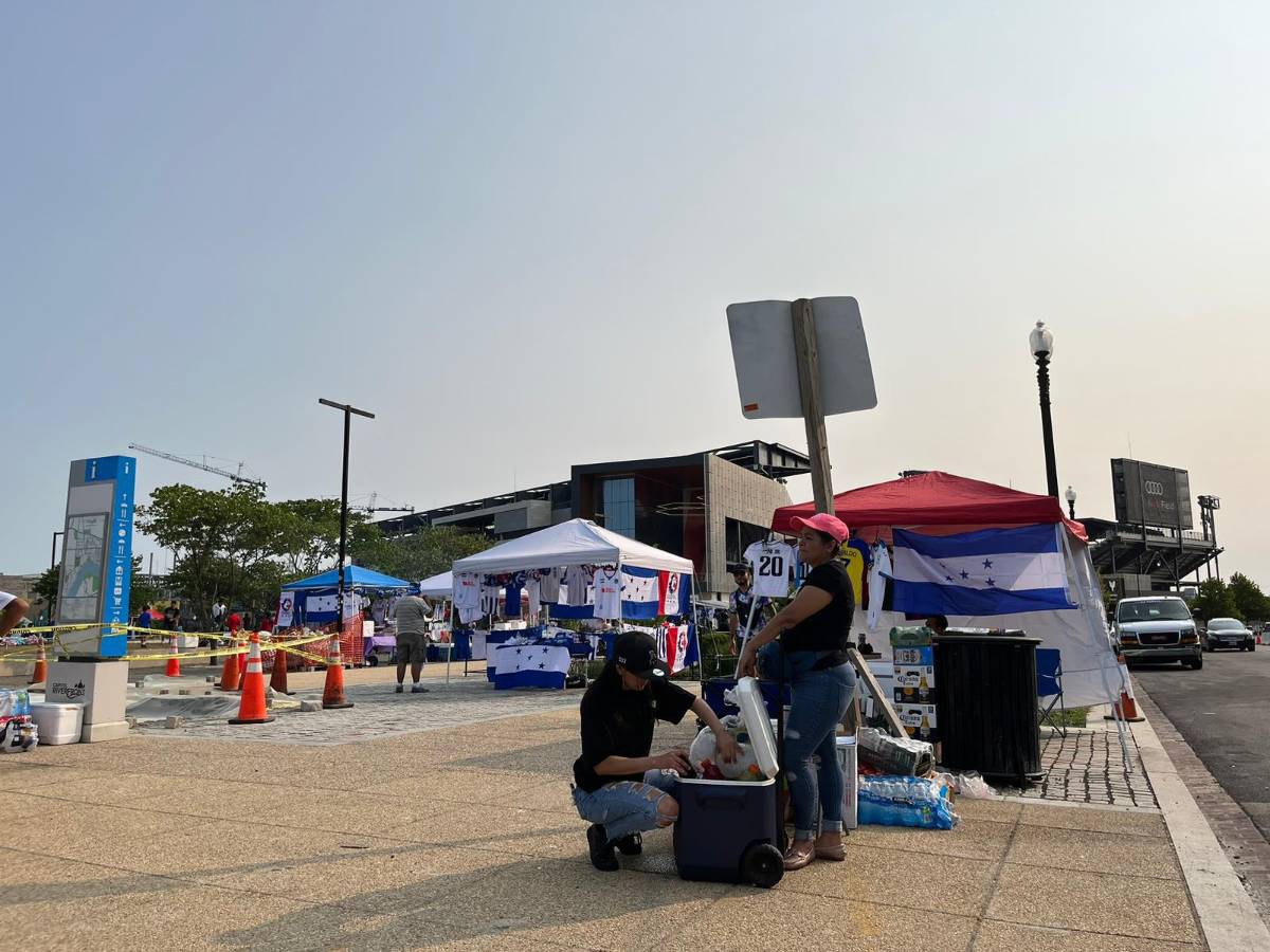 ¡Fiesta catracha! Bonito ambiente en el Audi Field en Washington para el Honduras vs Venezuela