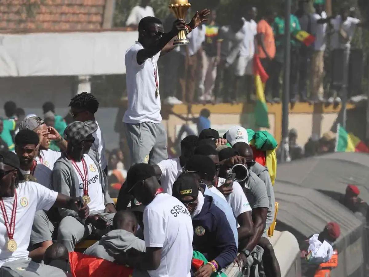 Senegal hundió a Marruecos y él se fue a festejar con sus dos esposas la Copa Africana: Siempre están...