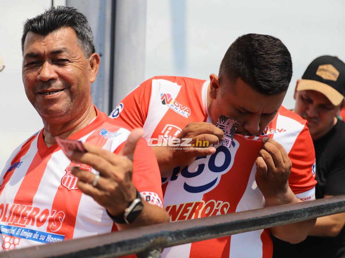 Marea Roja en La Ceiba, bellas hinchas del Vida invaden y aficionado se roba el show con extraño vestuario