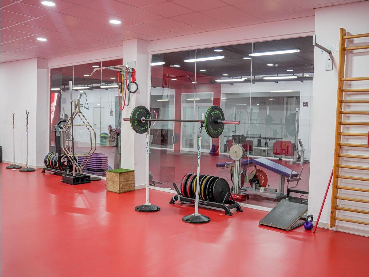 Un infierno descomunal: Así es la hermosa casa del Almería de España, el virtual nuevo equipo del Choco Lozano