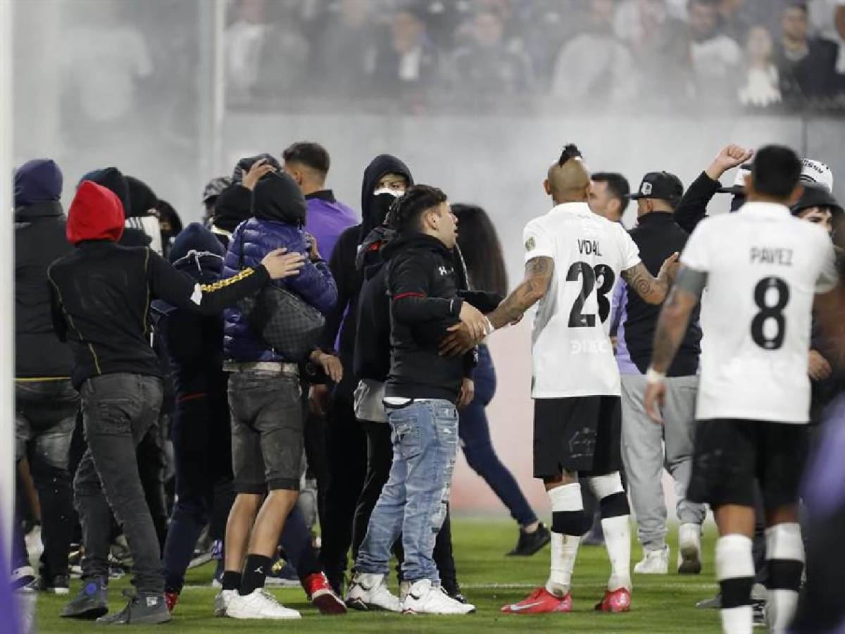 La decisión de Conmebol con Colo Colo, el mensaje de FIFA y la reacción de Vidal ¿Cuántos muertos hay tras la tragedia?