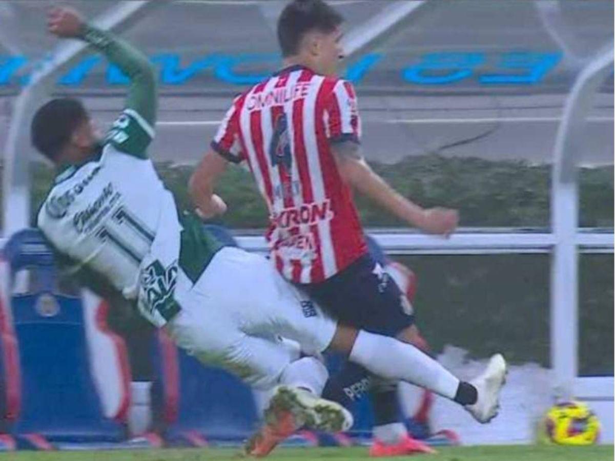 Prensa mexicana arremete contra el “Choco” Lozano tras infantil expulsión en el Santos vs Chivas: “Increíble”