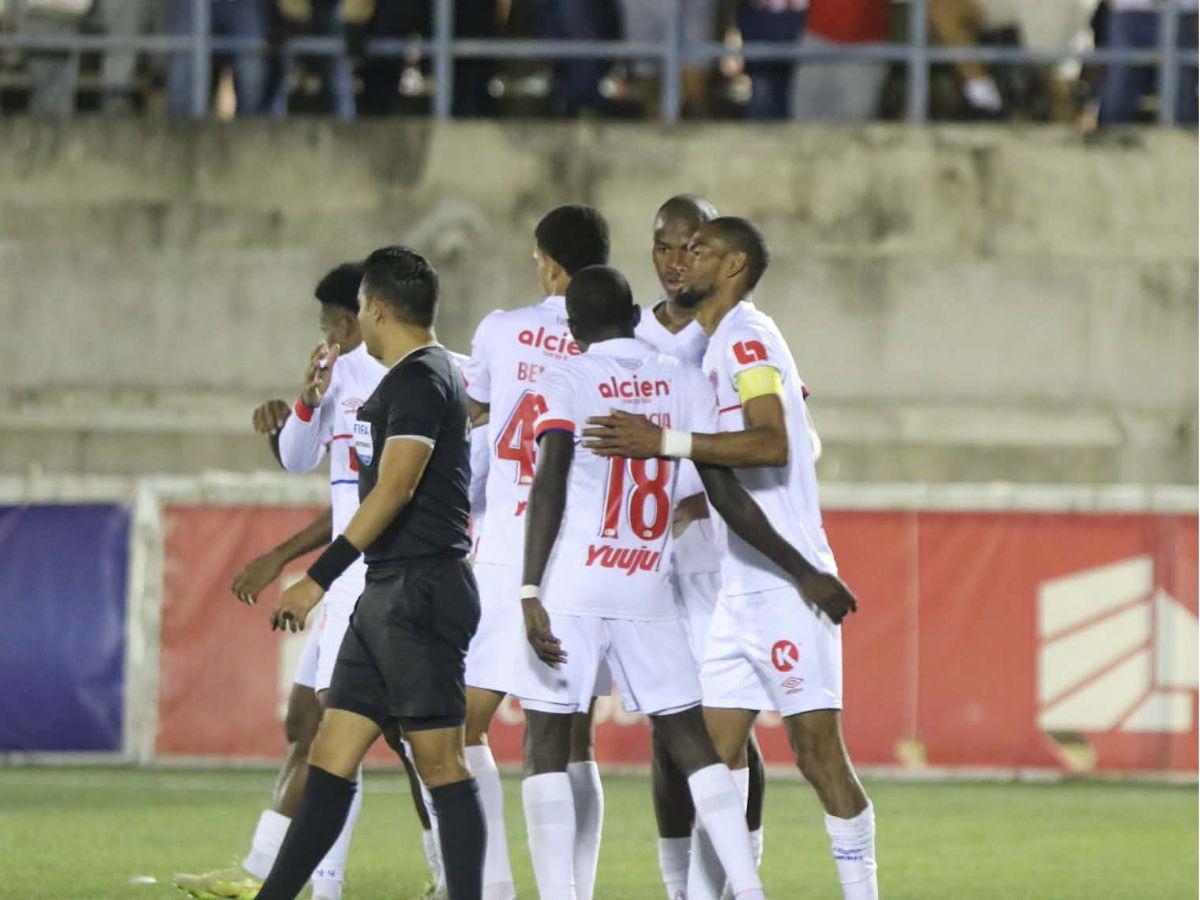 ¿Quién es el chele que debutó con Olimpia? Notición en el león antes de visitar al América y las dos nenas de azul que enamoraron