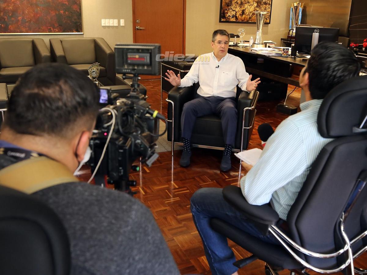 El equipo periodístico de DIEZ en plena entrevista con Rafael Villeda.