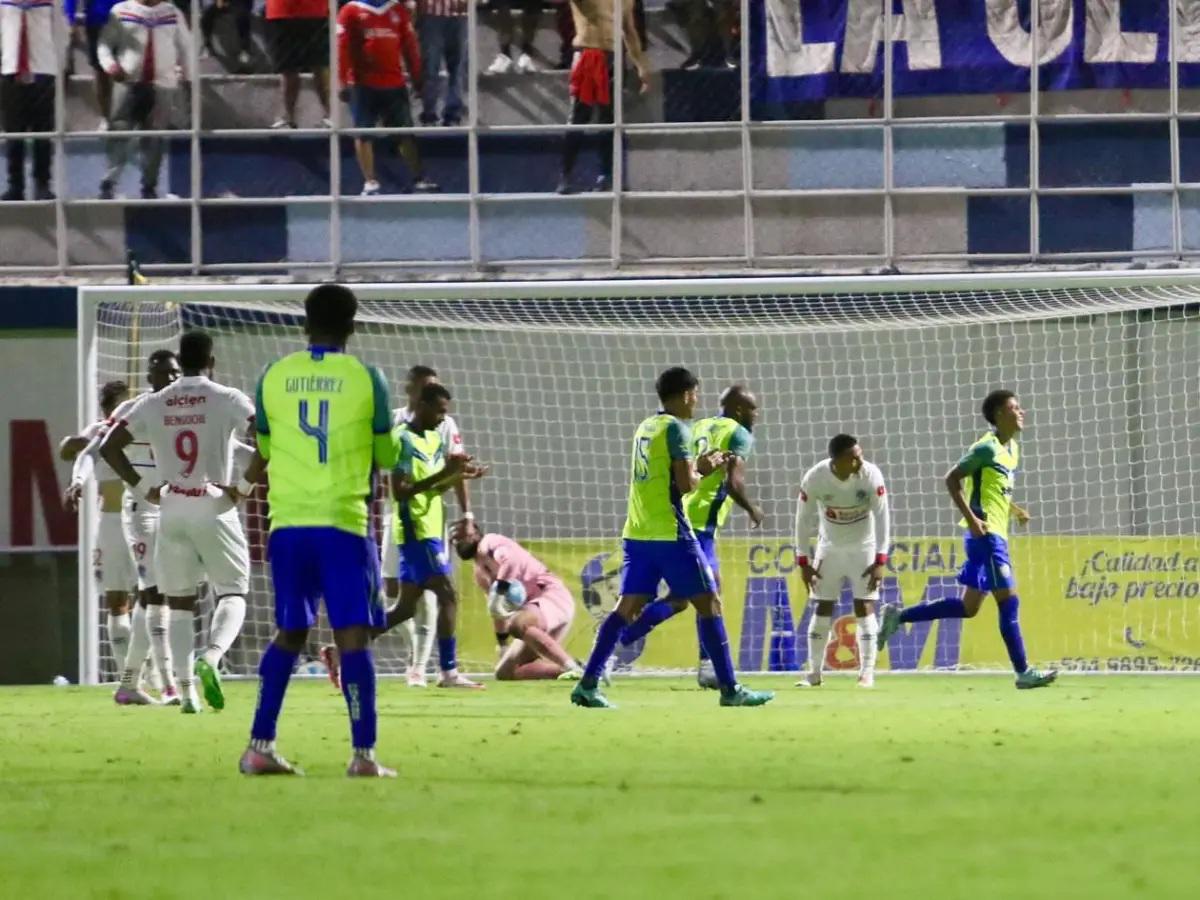 Michaell Chirinos se lleva tremendo beso de otro jugador, el inesperado salvador y homenaje a Orinson Amaya