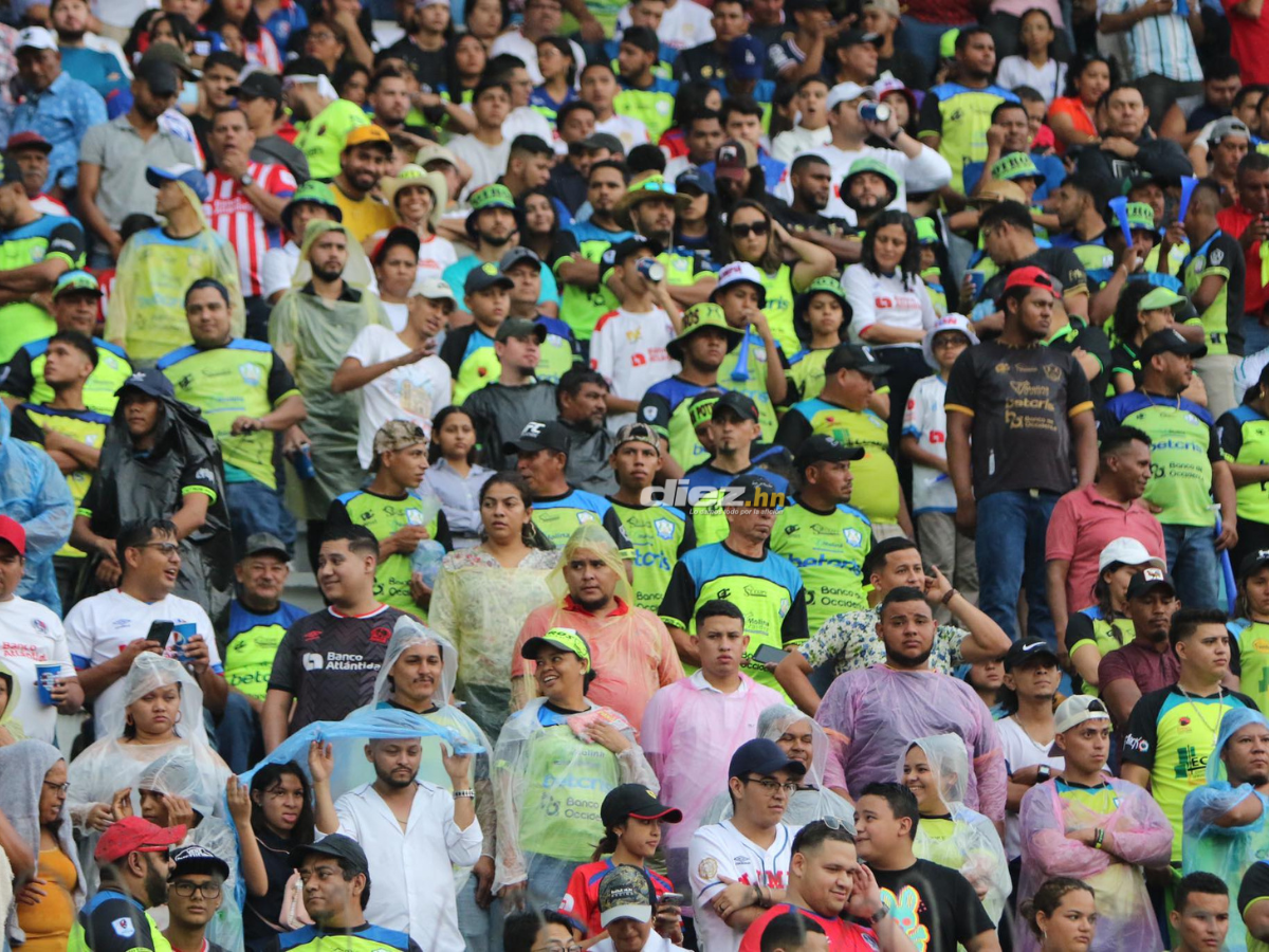 Los aficionados tuvieron que sacar los capotes para no mojarse en el Estadio Nacional e Tegucigalpa. FOTO: Andro Rodríguez.