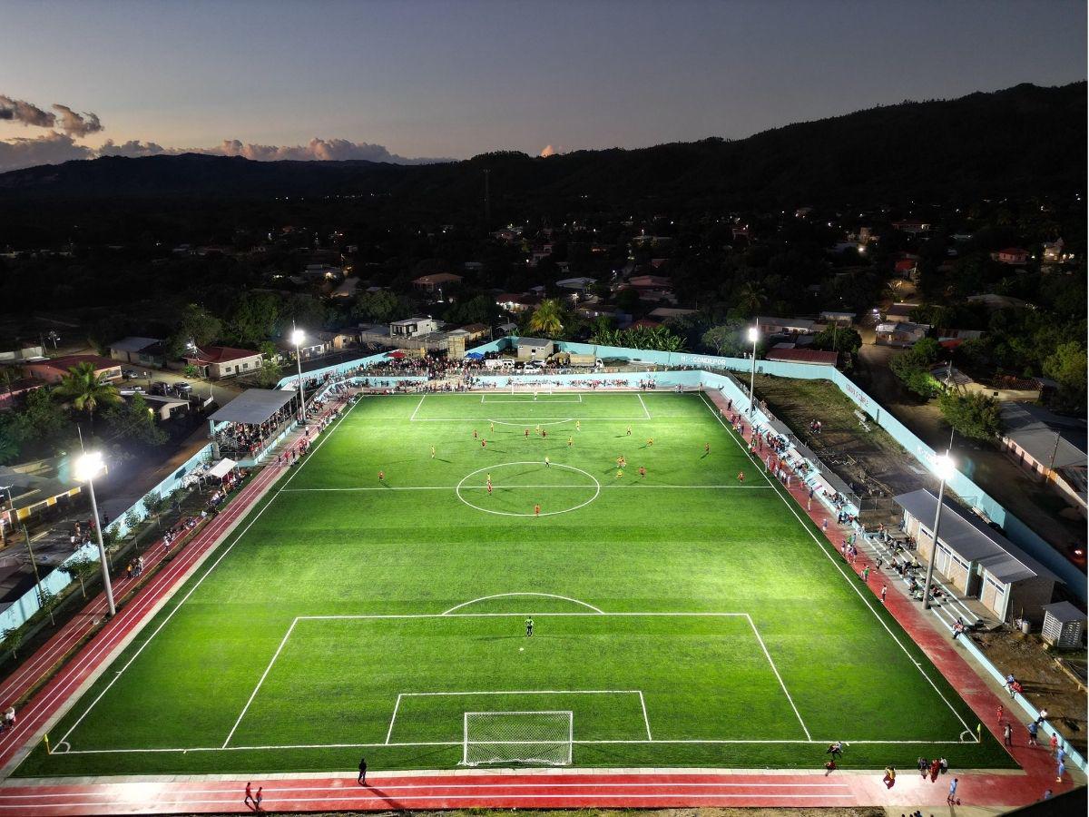 ¡Con leyendas! Condepor inaugura cancha sintética en reconocido municipio de Francisco Morazán