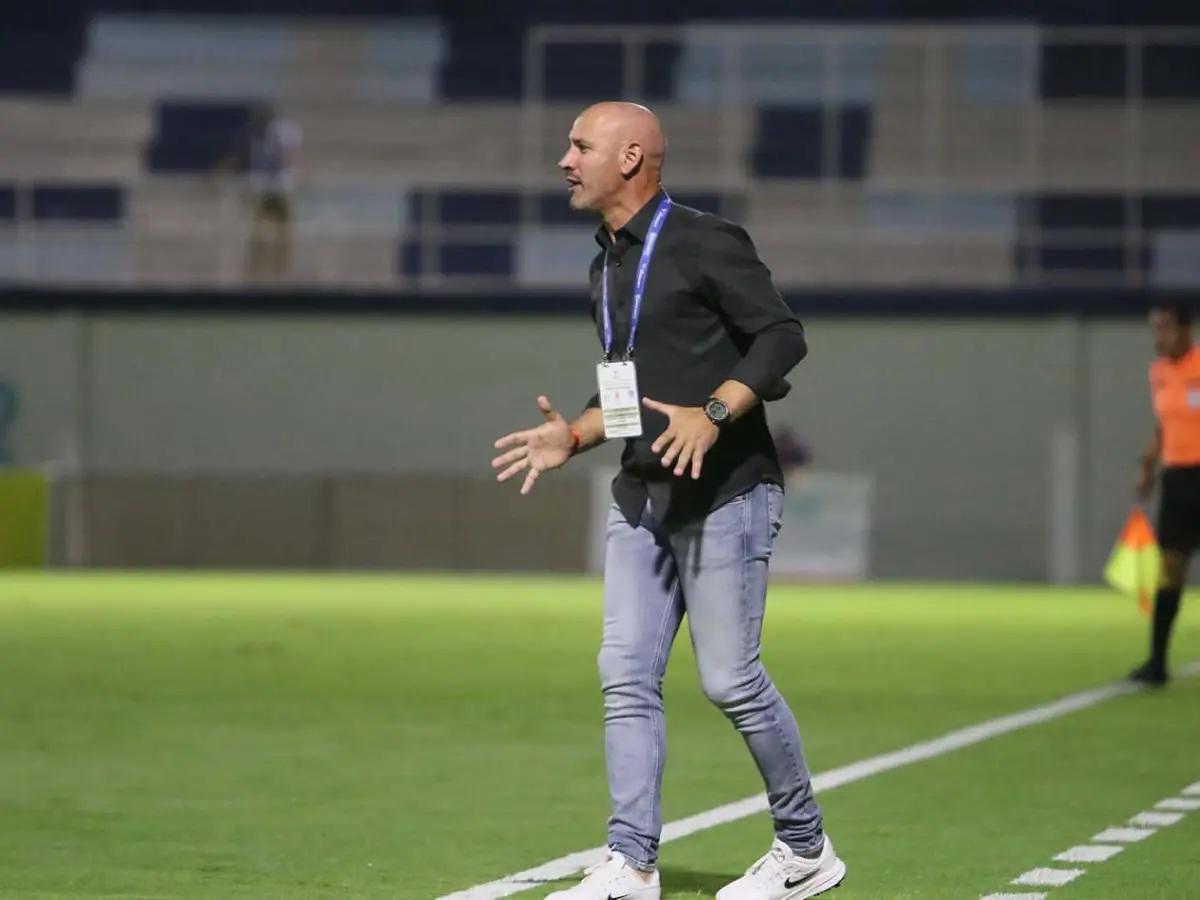 Michaell Chirinos se lleva tremendo beso de otro jugador, el inesperado salvador y homenaje a Orinson Amaya
