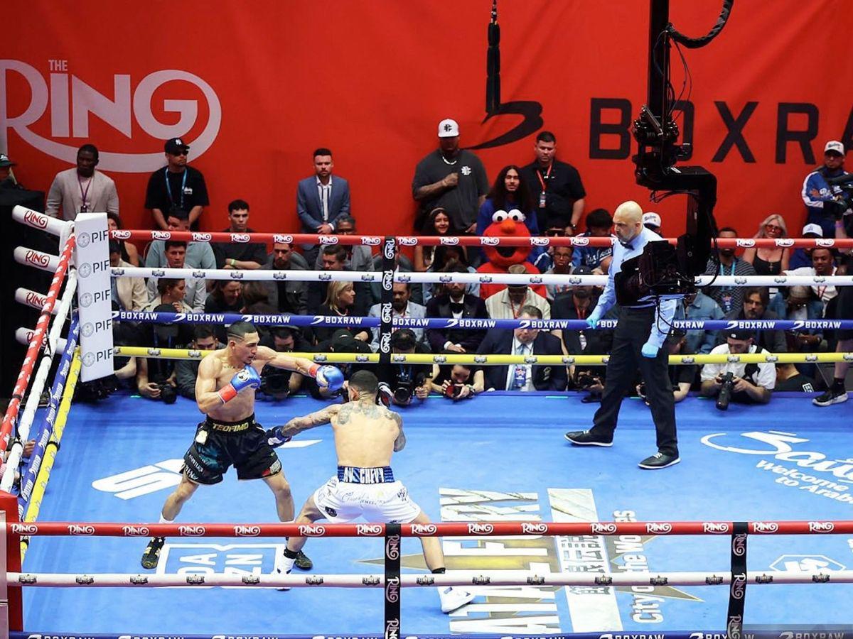 Teófimo López rompe en llanto, albañiles con palco de lujo y eufórica celebración del catracho tras vencer a Barboza