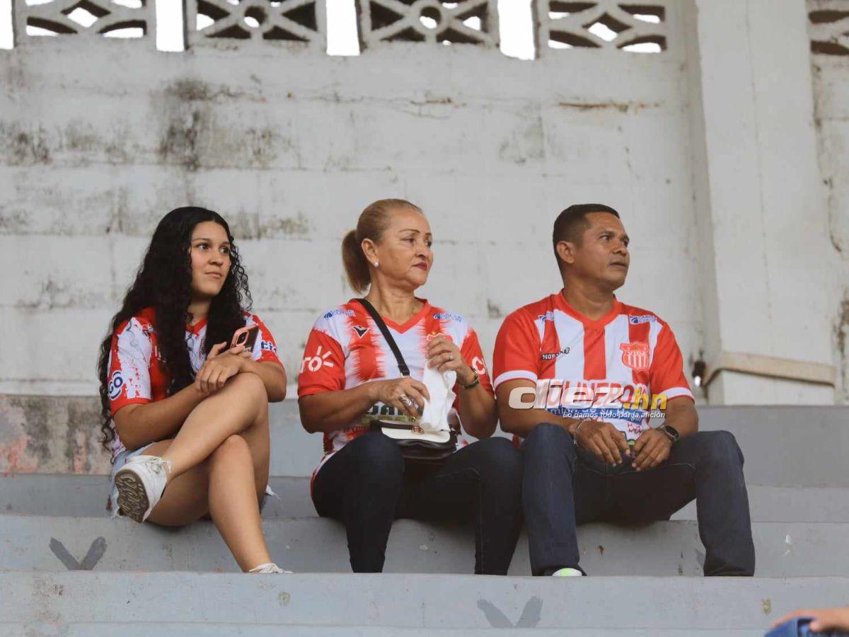 Los fieles aficionados cocoteros en el estadio Ceibeño. FOTO: Esaú Ocampo.