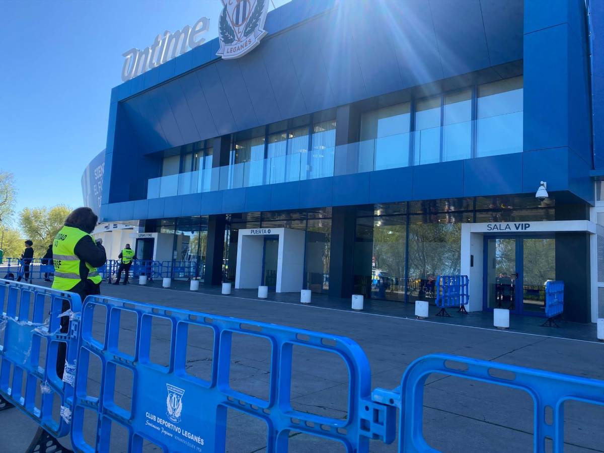 Con bellas palillonas y chucky presente: así se vivió la previa del amistoso entre Honduras y Perú en España