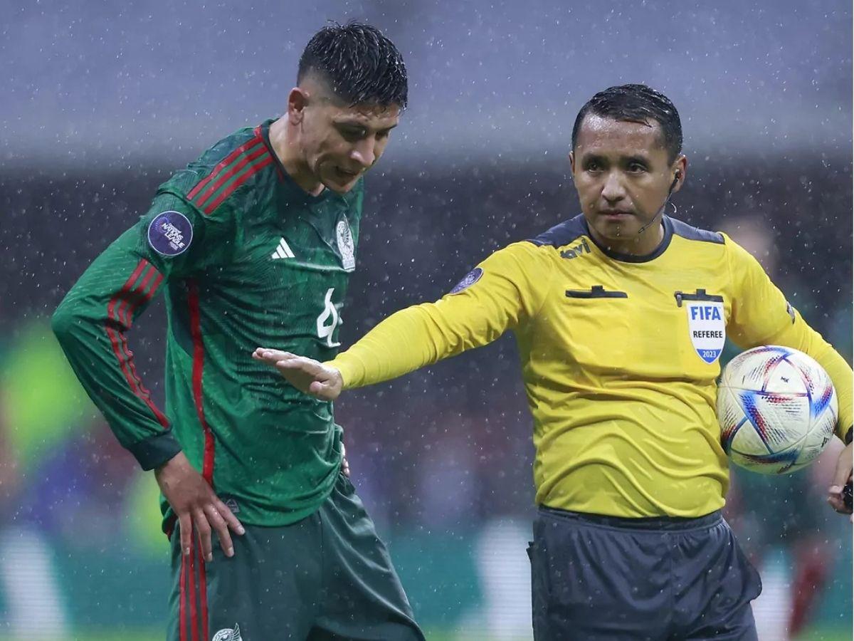 DIEZ polémicas del Honduras-México: coscorrón al Chicharito, beso de Caballero y “ayudín” de Iván Barton