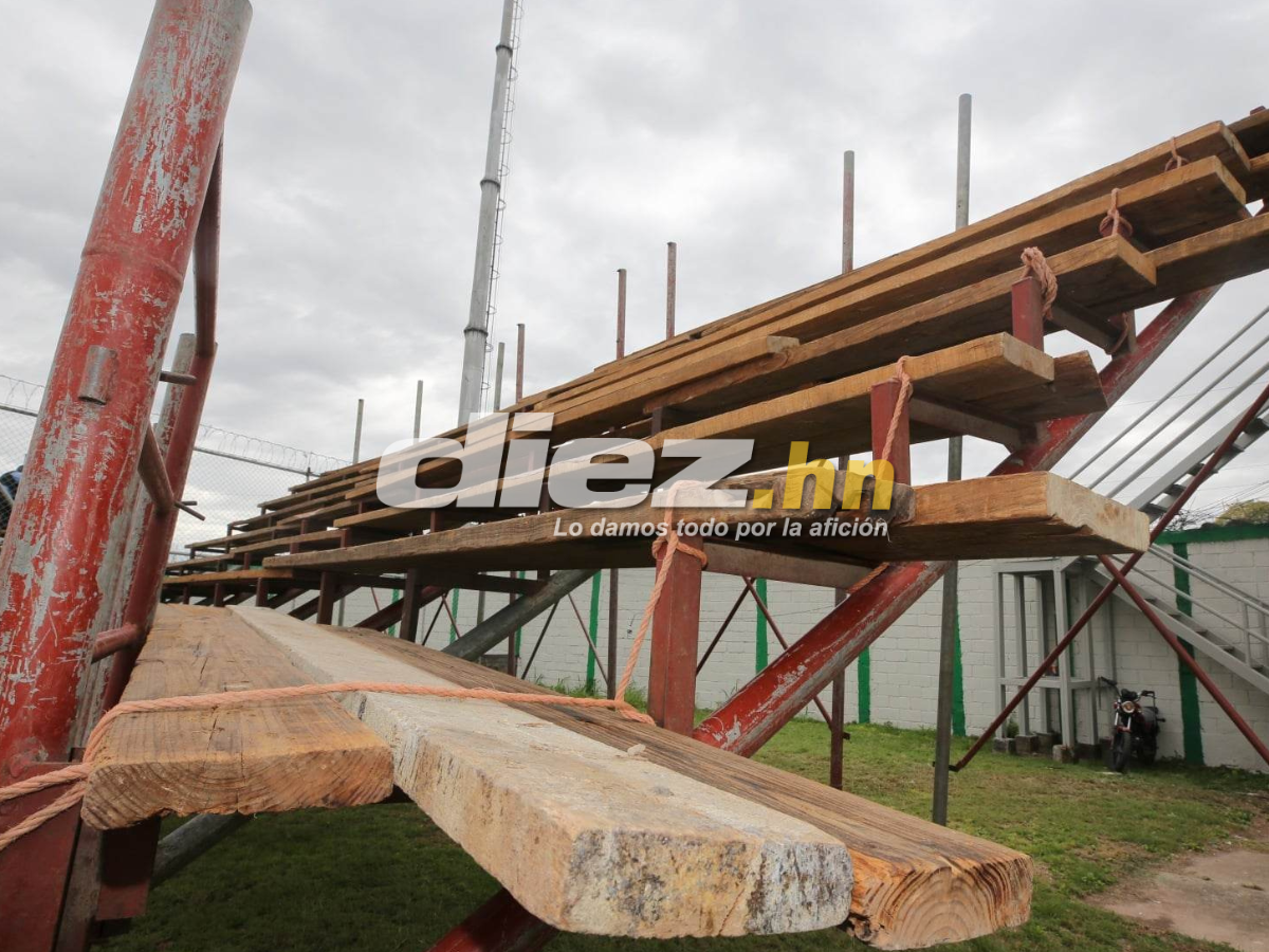 Los lazos unían las esquinas laterales de la madera en la localidad improvisada en el Estadio Carlos Miranda de Comayagua.