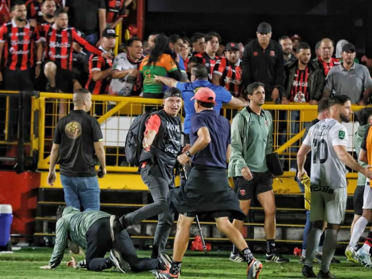 Batalla campal en Costa Rica: Así fue el zafarrancho entre Alajuelense-Herediano en la gran final, ¡golpes y sangre!
