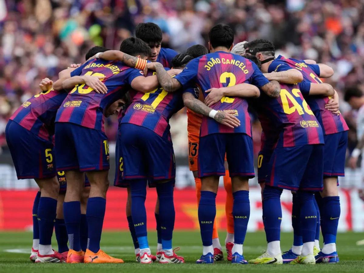 Tiene un salario de 14 millones y Hansi Flick no lo quiere ni ver: Barcelona desea venderlo y ya tiene una propuesta