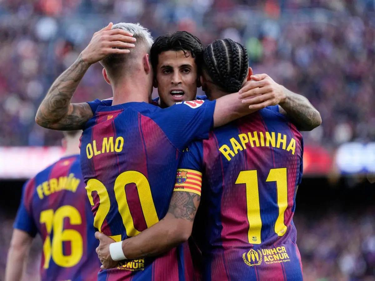 Tiene un salario de 14 millones y Hansi Flick no lo quiere ni ver: Barcelona desea venderlo y ya tiene una propuesta